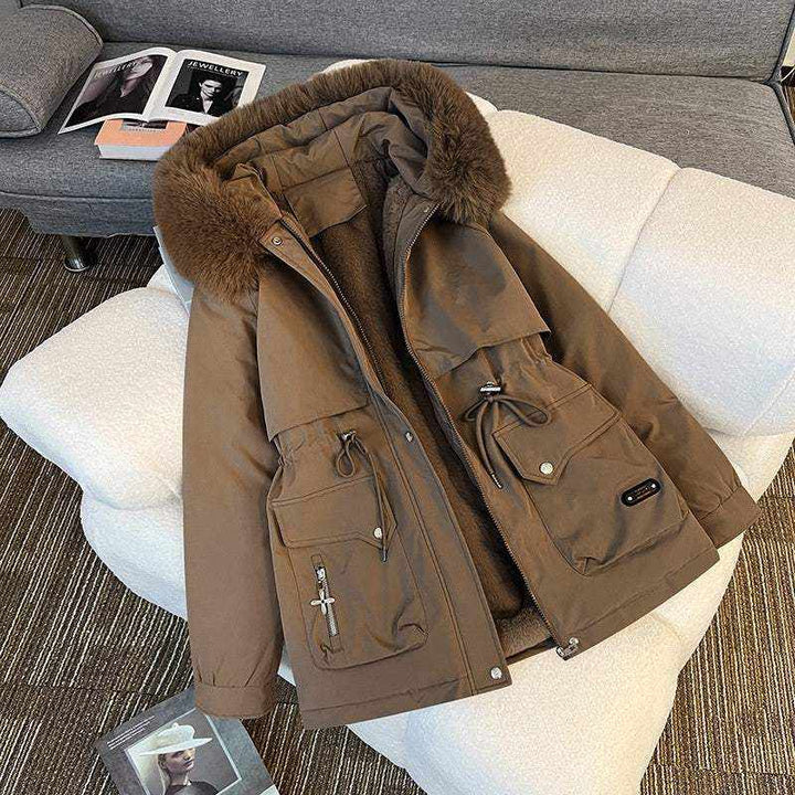 Schwarze Damen Winterjacke mit festem Fellkragen und dicker Wattierung für kalte Tage