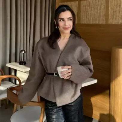 Stylisches V-Neck Top Damen locker geschnitten in Kaffee mit Gürtel und Langarm
