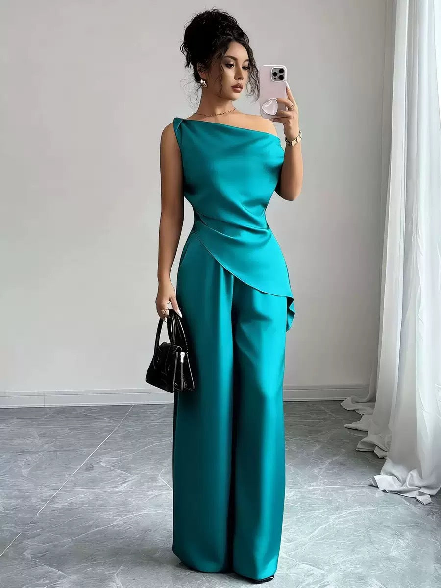 Türkisgrüner Einteiler mit asymmetrischem Neckholder-Oberteil und weiten Hosenbeinen, eleganter Look. IsabellBoutique030