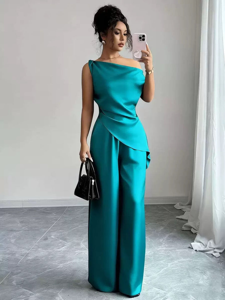 Türkisgrüner Einteiler mit asymmetrischem Neckholder-Oberteil und weiten Hosenbeinen, eleganter Look. IsabellBoutique030