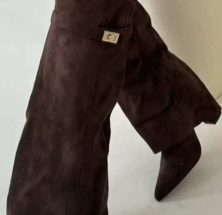 Dunkelbraune Wildleder-Overkneestiefel mit Schnalle und spitzem Absatz. IsabellBoutique030.