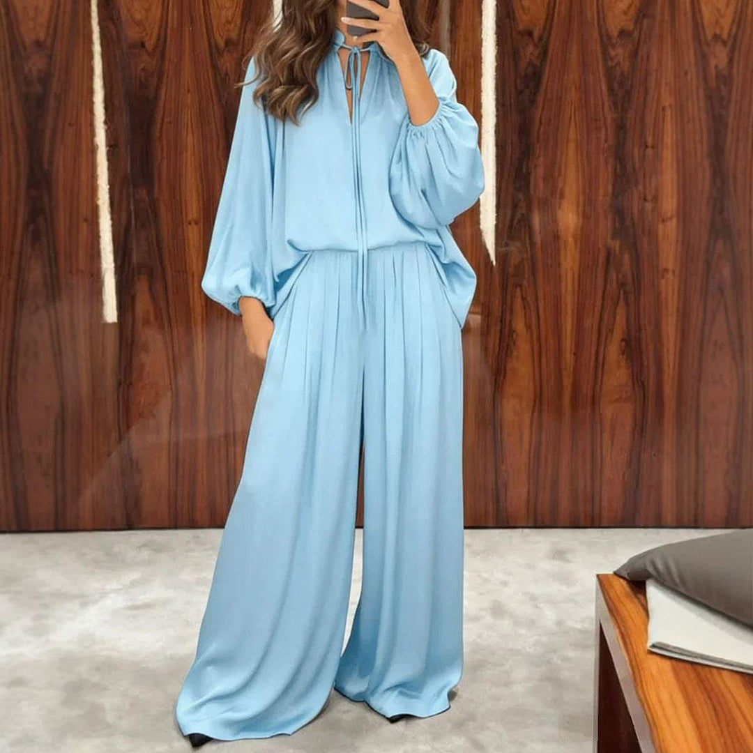 Damen Jumpsuit in hellblau mit weiten Beinen, Puffärmeln und Schleifenkragen. Elegant und leger. IsabellBoutique030