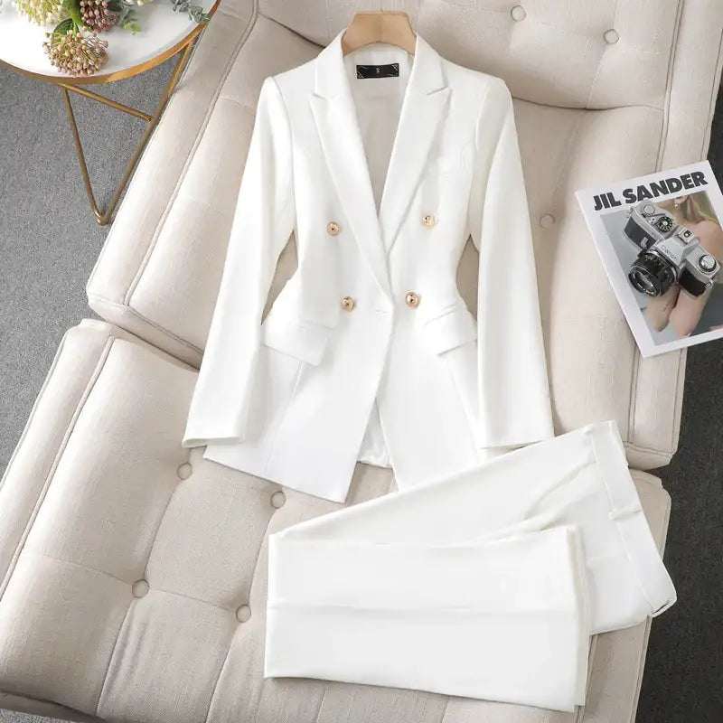 Eleganter Damen-Businessanzug mit Blazer und Schlaghose im Bürolook