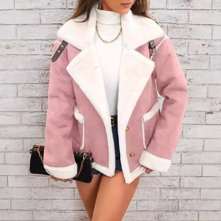 Damen Winterjacke aus weichem Plüsch mit Polokragen in Kaffeefarbe, warm und lässig