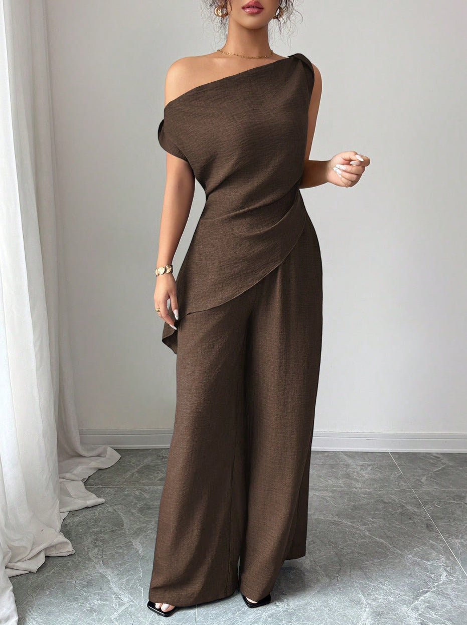 Dunkelbraunes asymmetrisches Jumpsuit-Set mit weitem Bein und Wickeldetail. Elegantes Damenoutfit. IsabellBoutique030