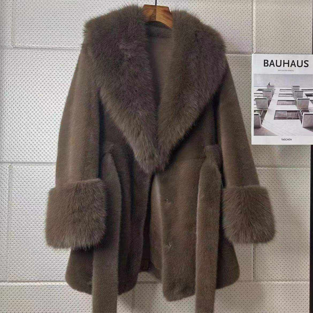Luxuriöser Damen-Mantel in Nerzoptik, elegant und warm, präsentiert an Model