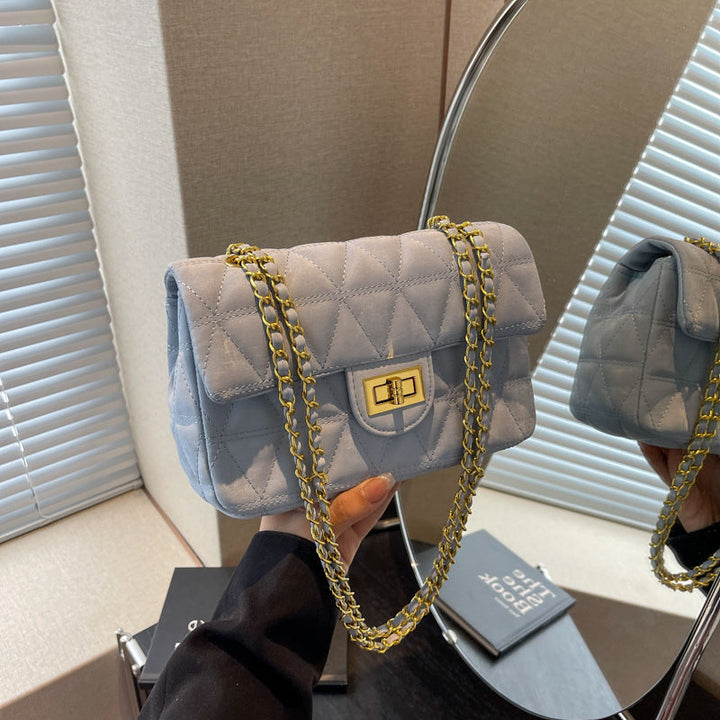 Himmelblaue Stepptasche mit Rautenmuster und Goldkette. IsabellBoutique030
