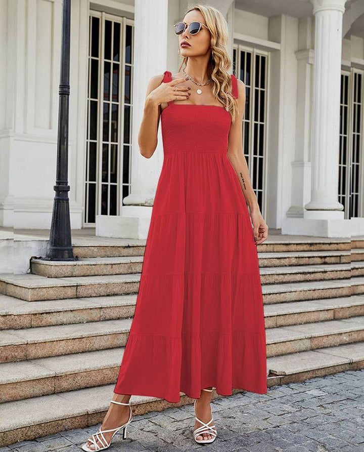 Elegantes rosa Sommerkleid Damen Maxikleid mit Bindeträgern und gesmoktem Oberteil am Strand