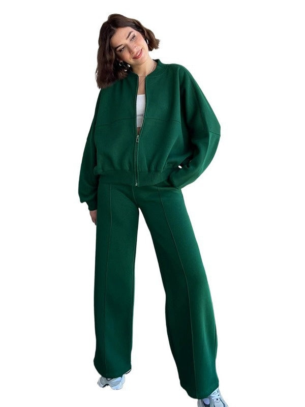 Dunkelgrüner lässiger Lounge-Anzug mit Reißverschlussjacke und weiten Hosen. IsabellBoutique030