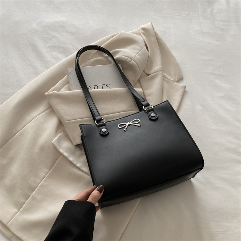 Schwarze Schultertasche mit Schleifen-Applikation und zwei Trägern, klassischer Stil, IsabellBoutique030.
