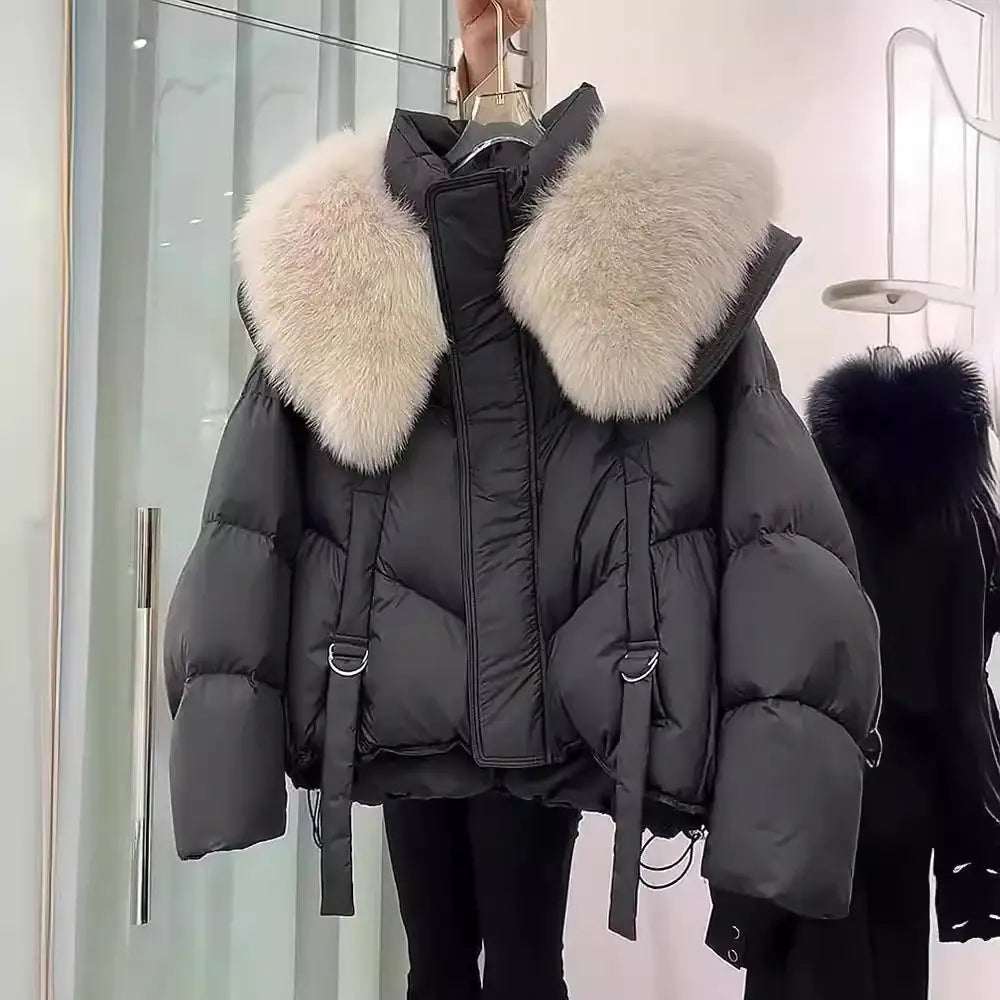 Schwarzer Daunenparka mit breitem, cremefarbenem Echtfellkragen und Deko-Riemen. IsabellBoutique030