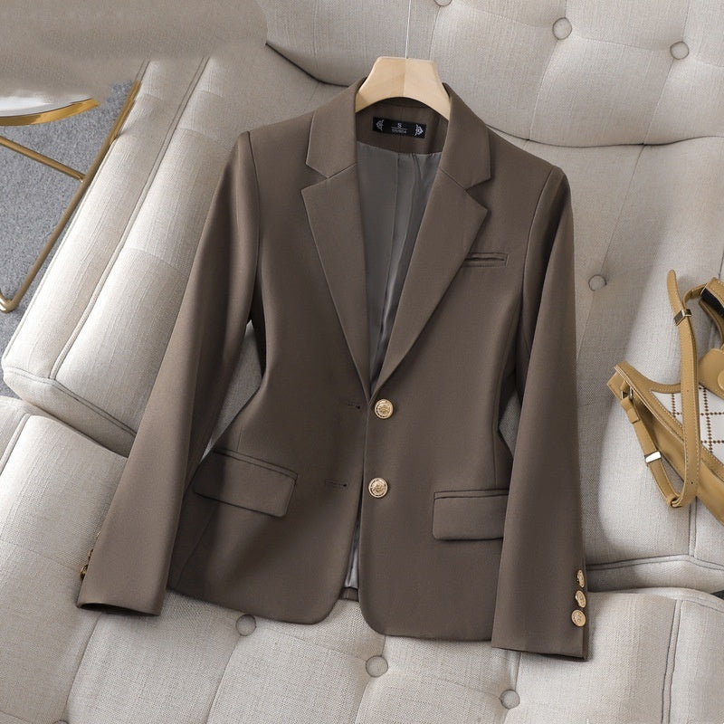 Eleganter brauner Damenblazer mit goldenen Knöpfen und Reverskragen, ideal für Business-Looks. IsabellBoutique030