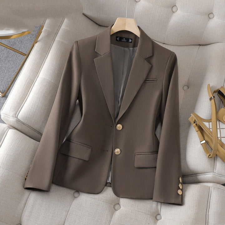 Eleganter brauner Damenblazer mit goldenen Knöpfen und Reverskragen, ideal für Business-Looks. IsabellBoutique030