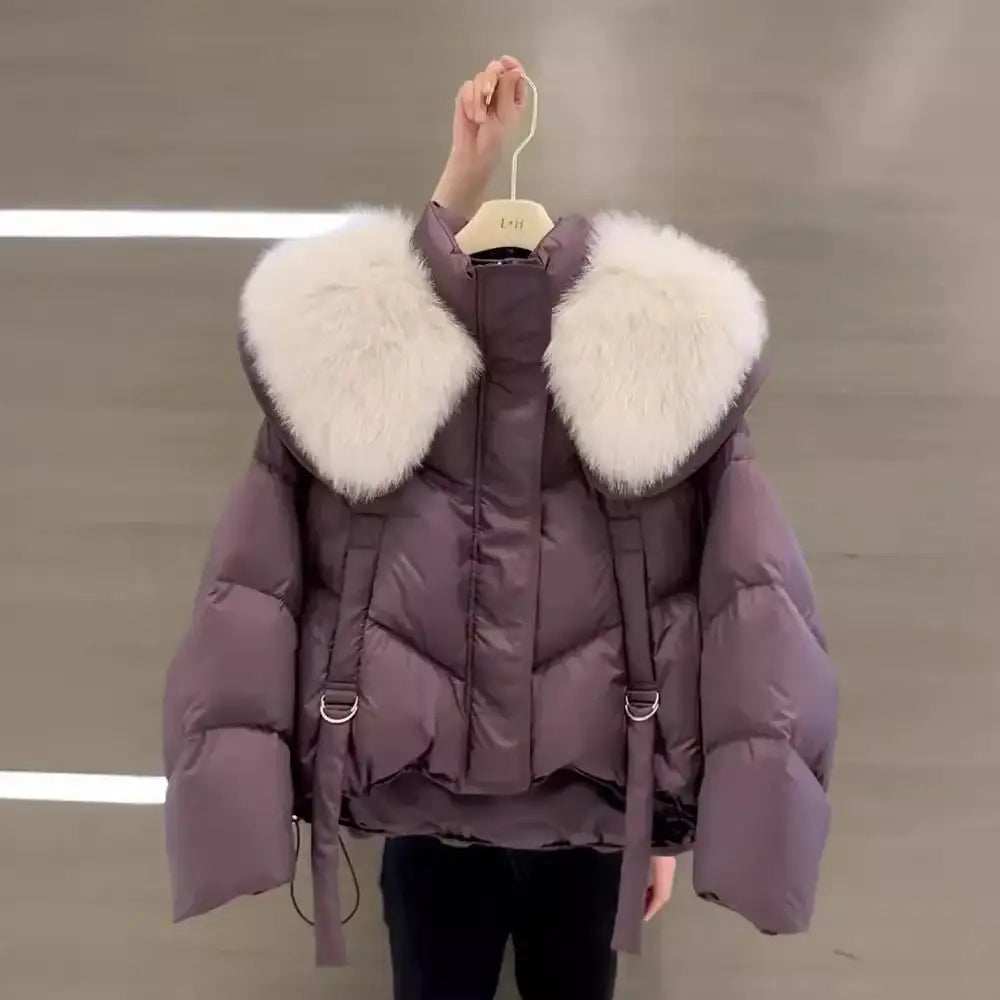 Lila Daunenjacke mit weißem Fellkragen, Kapuze und D-Ring-Details. Lässiger Winterstil IsabellBoutique030