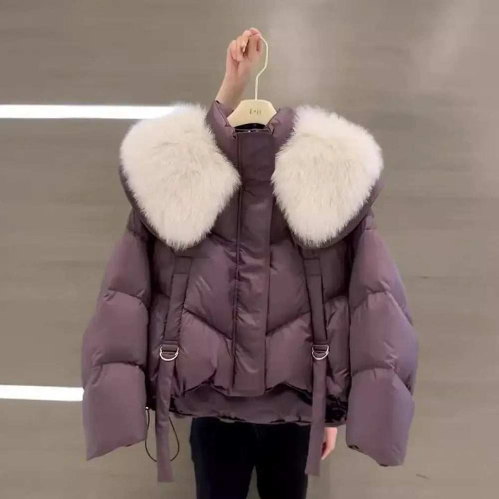 Lila Daunenjacke mit weißem Fellkragen, Kapuze und D-Ring-Details. Lässiger Winterstil IsabellBoutique030