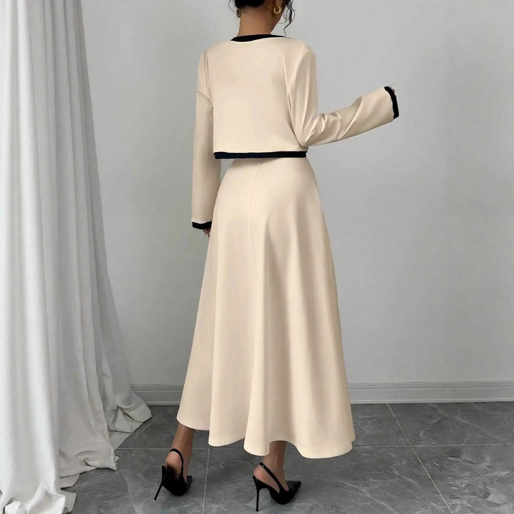 Modernes Damen 2-Teiler Outfit mit weißer cropped Jacke und Unterkleid, elegant und herbstlich