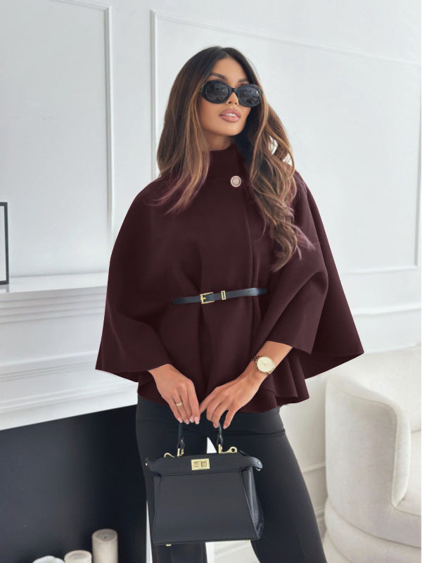 Dunkelrote Caped-Jacke mit Kragen, Taillengürtel und Knopfdetail. Eleganter Damenmantel für kühle Tage. IsabellBoutique030