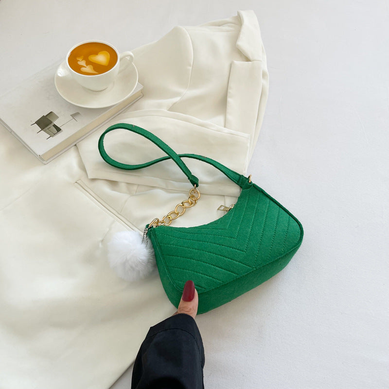 Grüne Filz-Tasche mit Zickzack-Muster, Goldkette und weißem Bommel. IsabellBoutique030