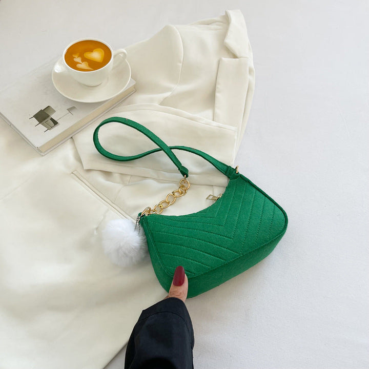 Grüne Filz-Tasche mit Zickzack-Muster, Goldkette und weißem Bommel. IsabellBoutique030