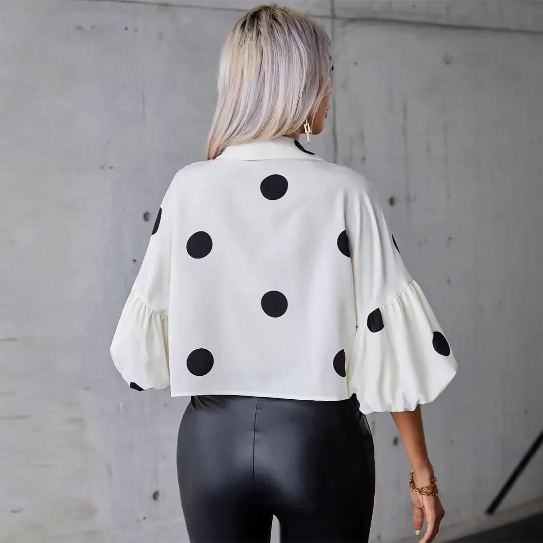 Elegante weiße Damenbluse mit geometrischem Muster und modernem Schnitt