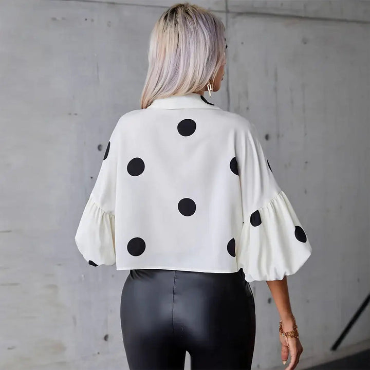 Elegante weiße Damenbluse mit geometrischem Muster und modernem Schnitt