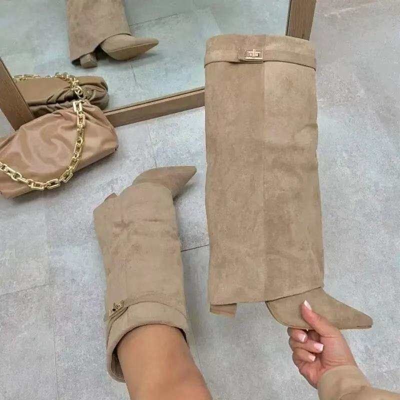 Beige Wildleder-Stiefel mit spitzer Zehenpartie und Absatz, kombiniert mit einer passenden Handtasche. IsabellBoutique030.