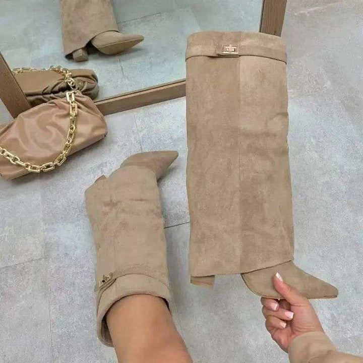 Beige Wildleder-Stiefel mit spitzer Zehenpartie und Absatz, kombiniert mit einer passenden Handtasche. IsabellBoutique030.