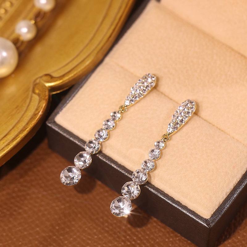 Elegante lange Strass Ohrringe in Tropfenform mit funkelnden Kristallsteinen für Damen