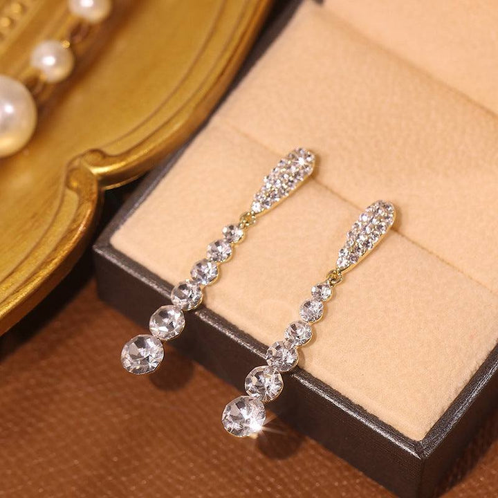 Elegante lange Strass Ohrringe in Tropfenform mit funkelnden Kristallsteinen für Damen