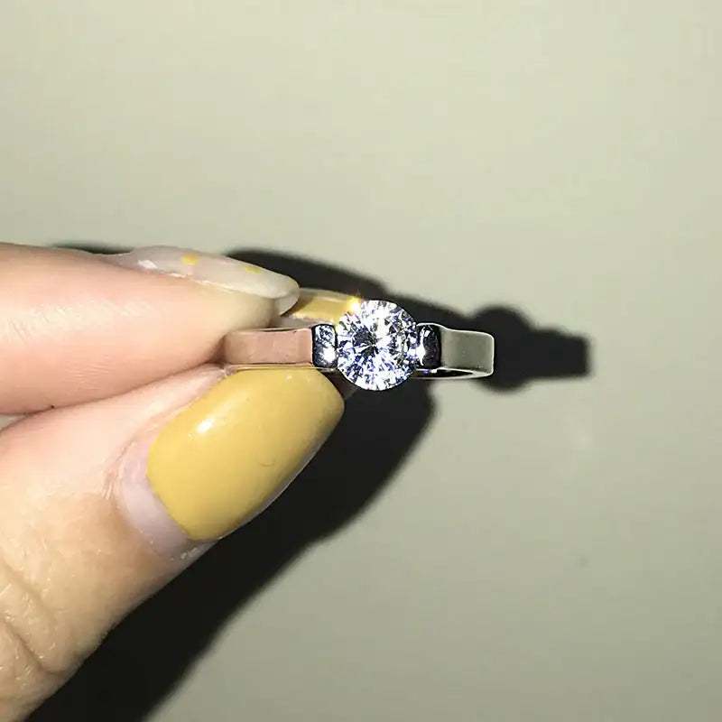 Eleganter Damenring in Weißgold-Optik mit funkelnden Zirkonia und filigraner Verarbeitung
