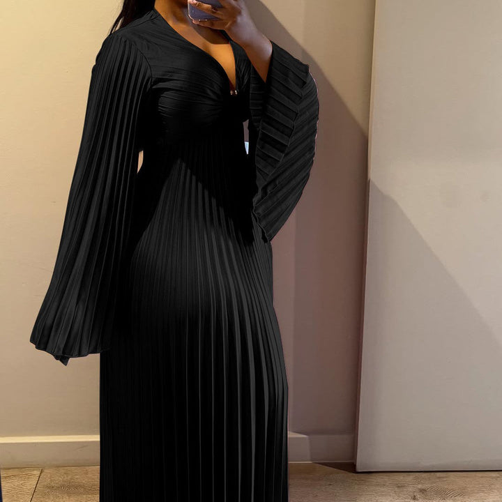 Schwarzes, plissiertes Maxikleid mit tiefem V-Ausschnitt und Glockenärmeln. Eleganter Stil für Damen. IsabellBoutique030