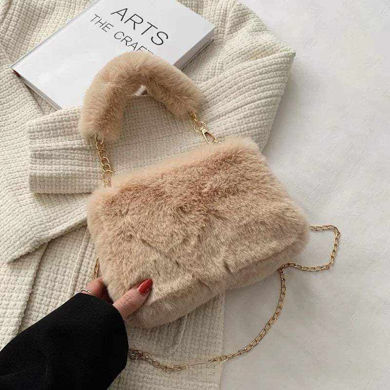 Kuschelige Mini-Tasche in Herzform aus weichem Plüsch mit Kette, urbanem Design und Kunstleder-Innenfutter