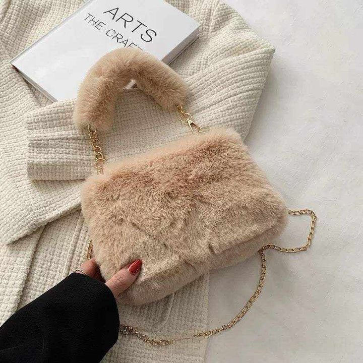 Kuschelige Mini-Tasche in Herzform aus weichem Plüsch mit Kette, urbanem Design und Kunstleder-Innenfutter