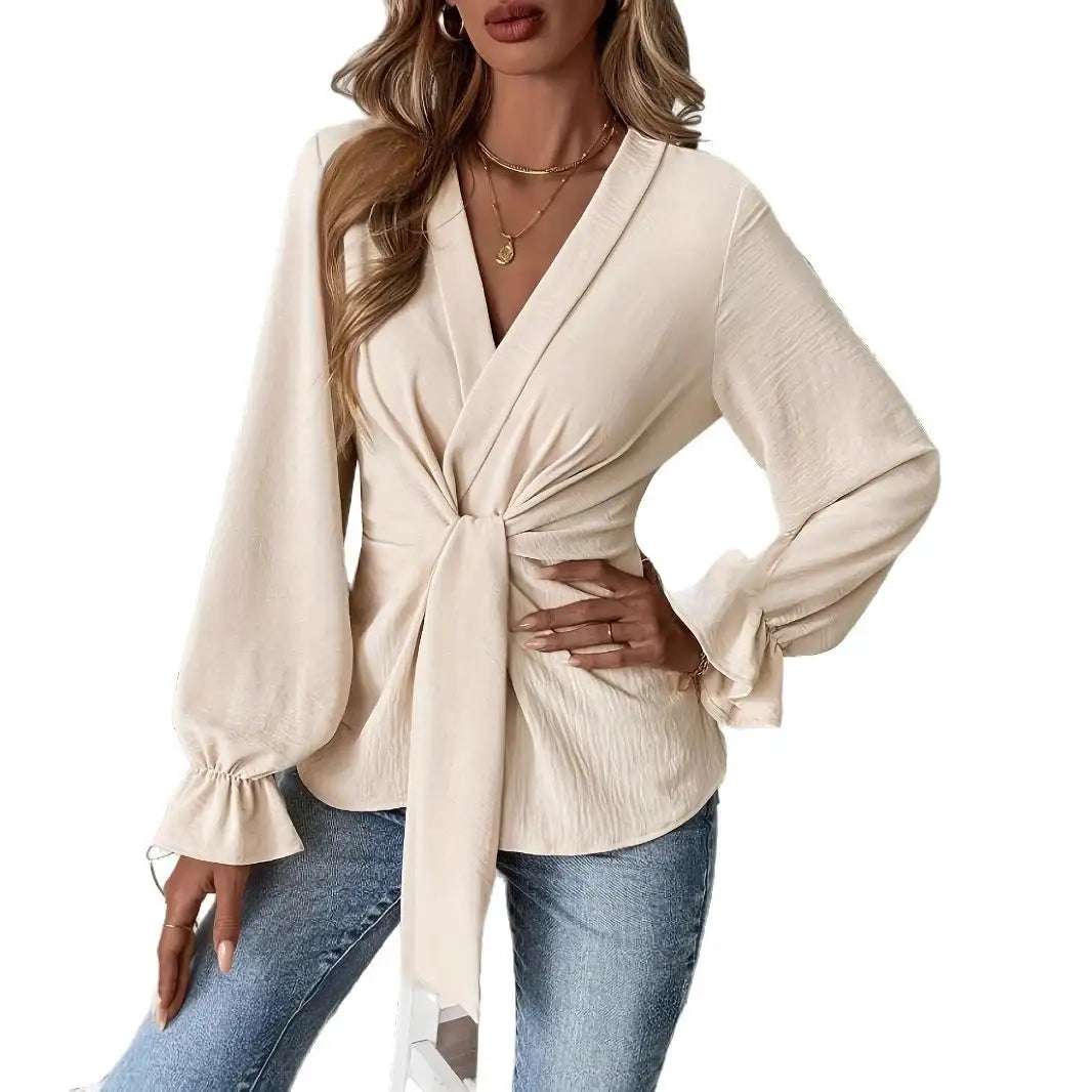 Cremefarbene Wickelbluse mit Raffung und Gürtel, Ballonärmeln und Rüschen am Handgelenk. IsabellBoutique030