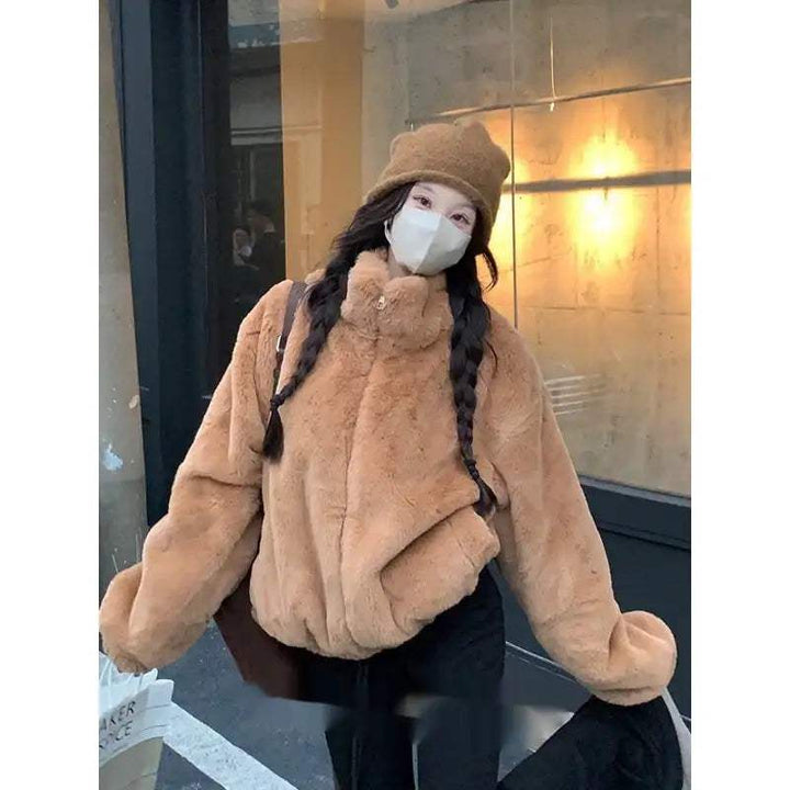 Braune Kunstpelzjacke mit Stehkragen und Zopf-Frisur, IsabellBoutique030