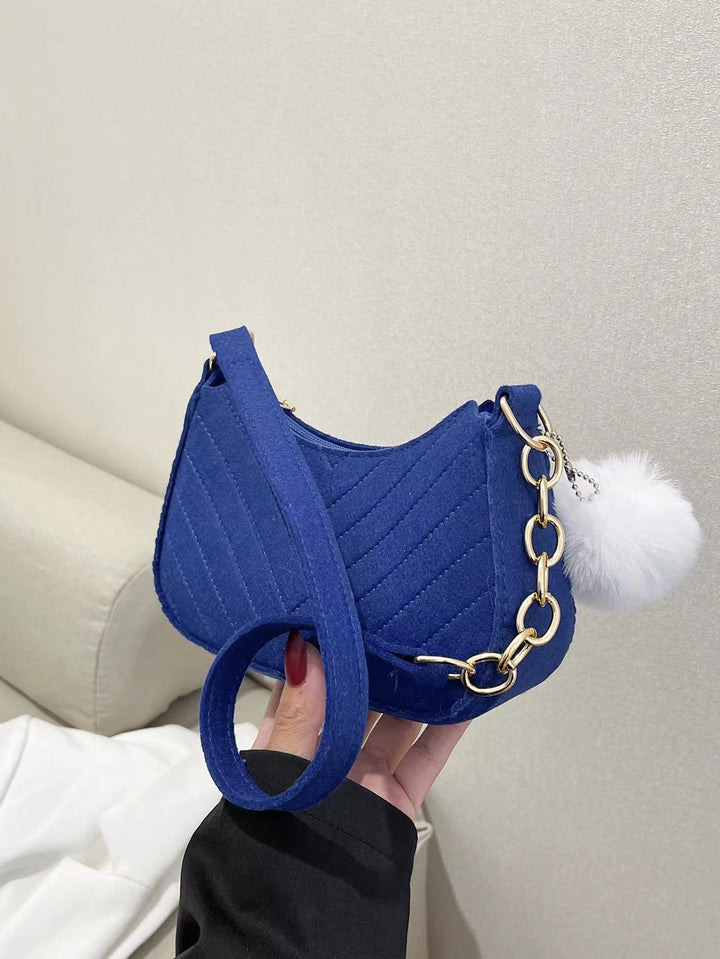 Blauer Stepp-Umhängetasche mit Goldkette und weißem Bommel. IsabellBoutique030