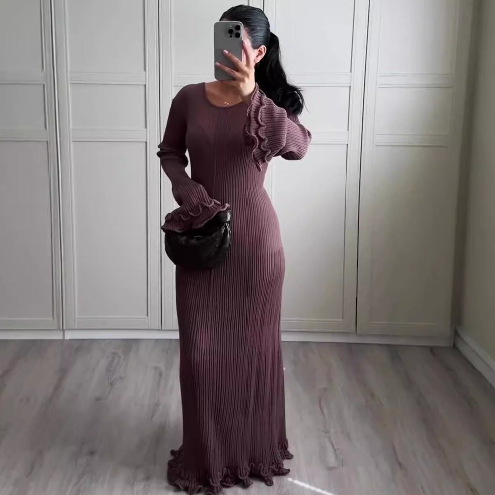 Langes, figurbetontes Strickkleid in Mauve mit Rüschen an Ärmeln und Saum. IsabellBoutique030