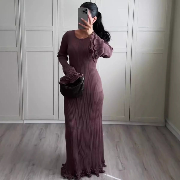 Langes, figurbetontes Strickkleid in Mauve mit Rüschen an Ärmeln und Saum. IsabellBoutique030