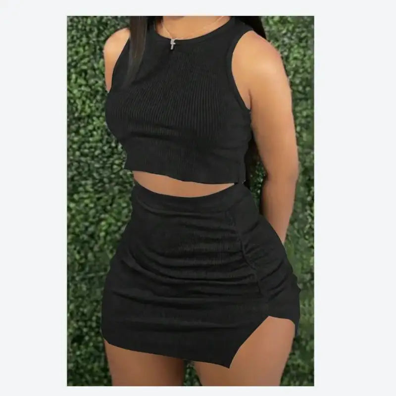 Damen im gerippten Crop Top mit figurbetontem Minirock im modernen Look