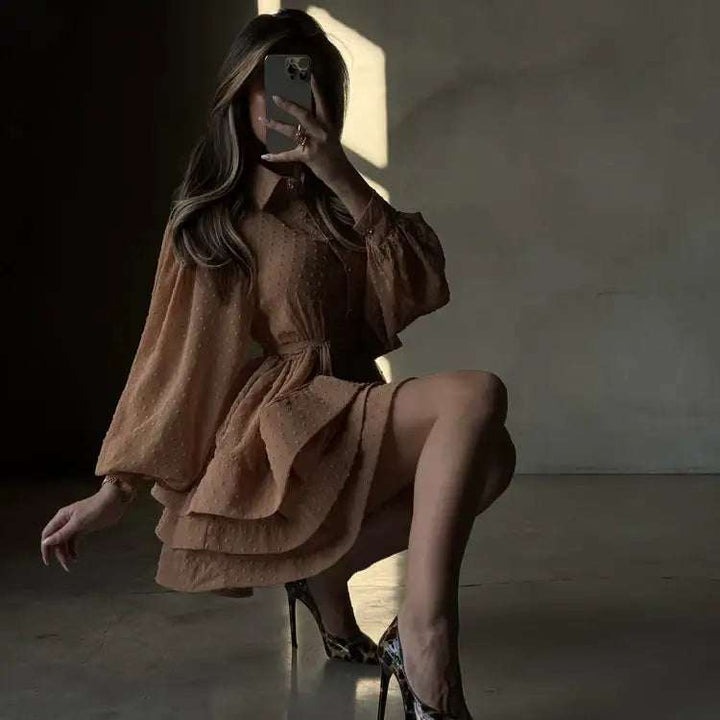 Elegantes rotes Hemdblusenkleid mit Reverskragen und A-Linien-Schnitt, tailliert und langärmlig