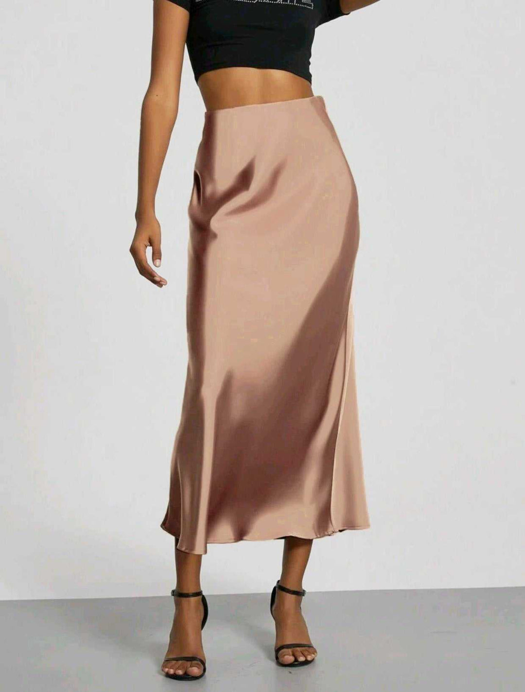 Glänzender, fließender Midi-Rock in Rosé-Nude mit geradem Schnitt. IsabellBoutique030