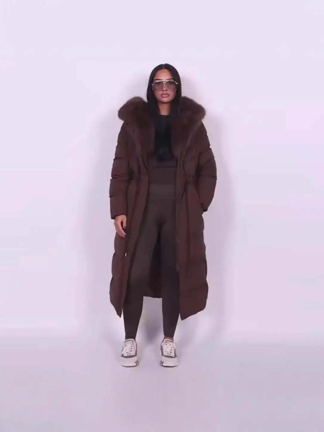 Stilvoller, warmer Damenmantel mit elegantem Pelzkragen für kalte Wintertage