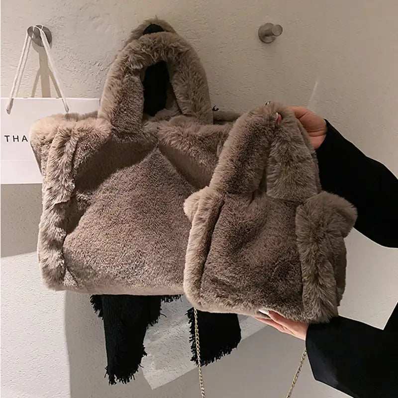 Wintertasche mit Kette aus kuscheligem Plüsch in mehreren Farben und großen Größen