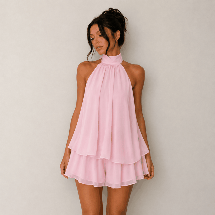 Sommerliches Neckholder-Kleid mit raffiniertem A-Linien-Schnitt und rückenfreiem Design am Strand