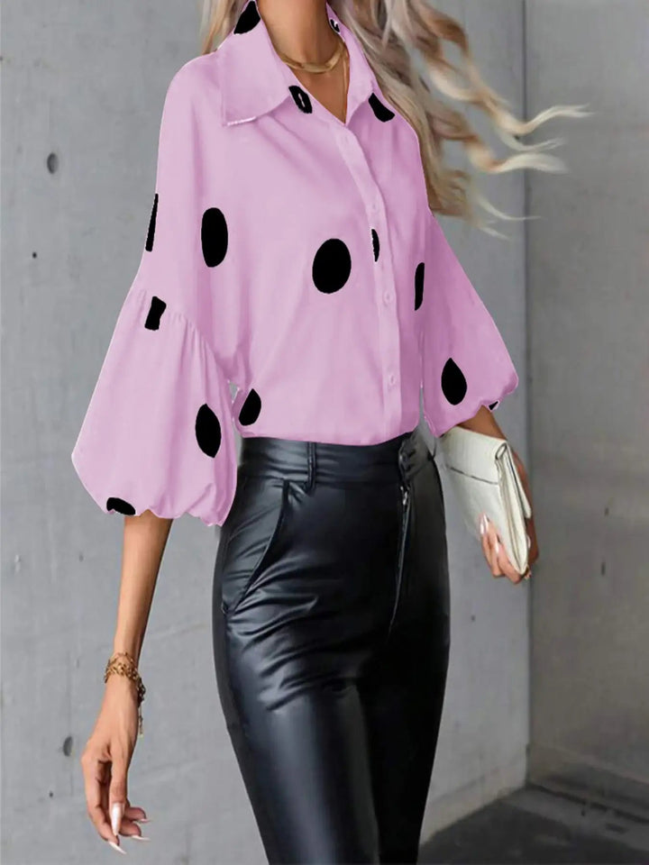 Weiße elegante Damenbluse mit geometrischem Muster und modernem Schnitt