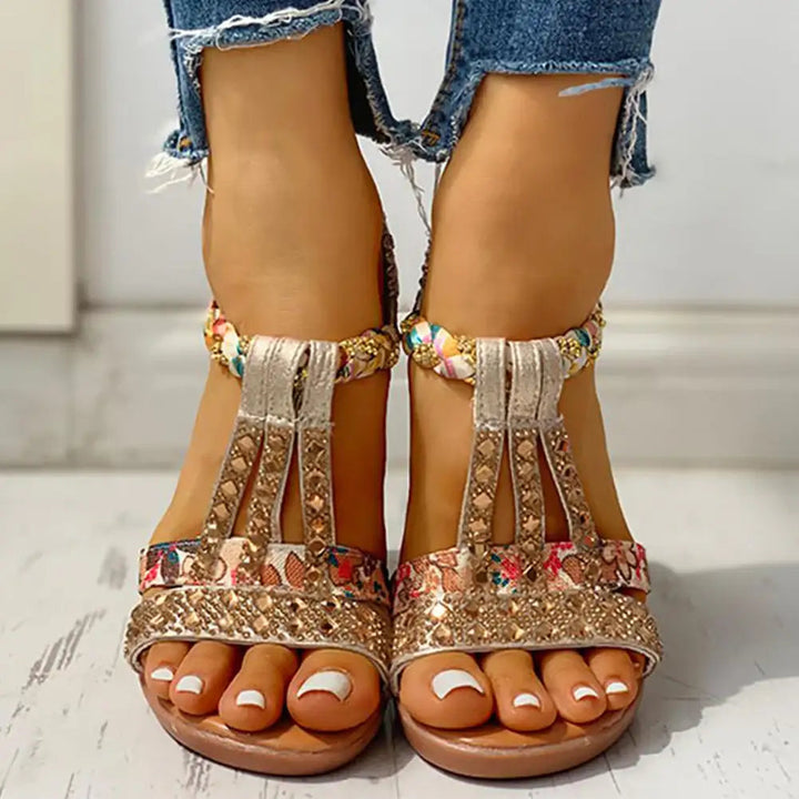 Modische Boho-Strandsandalen mit Keilabsatz und filigranen Cut-Outs in mehreren Farben