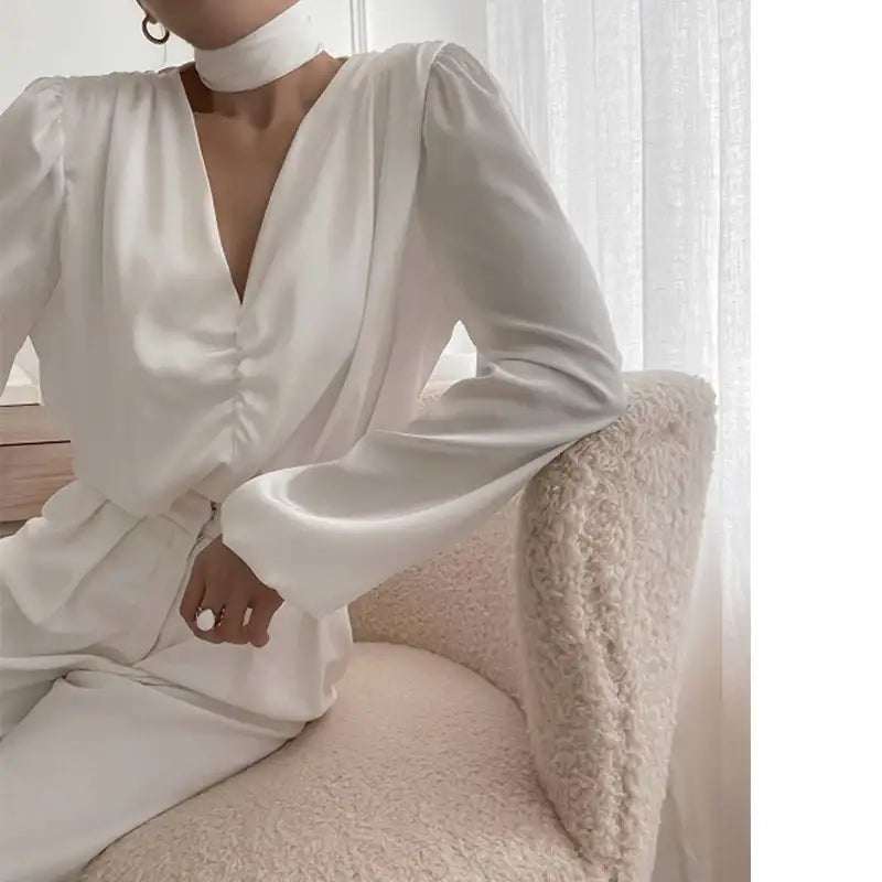 weißes, französisch inspiriertes Damen Top mit Neckholder und langem Arm, locker geschnitten, elegant und figurformend