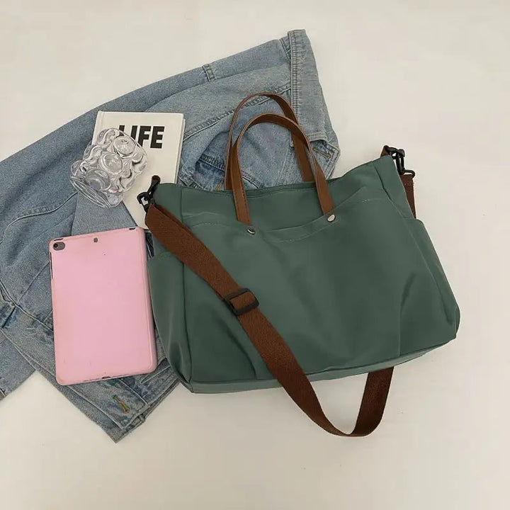 Modische lässige schlichte Schultertasche mit großem Fassungsvermögen und offener Außentasche in mehreren Farben