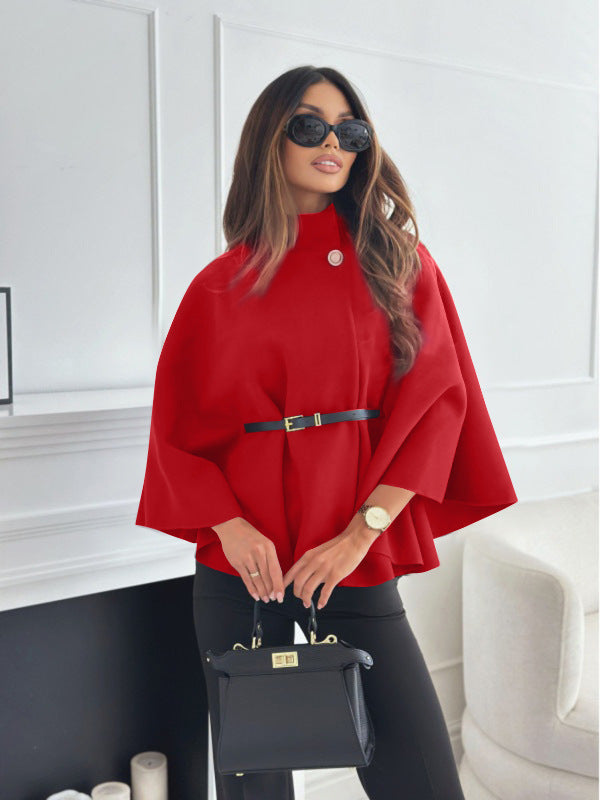 Rotes Cape-Kleid mit Stehkragen, Gürtel und Knopfdetails. Damenmode IsabellBoutique030