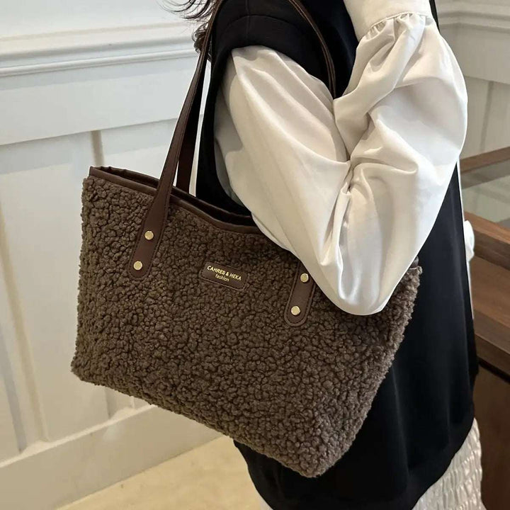 Modische flauschige Damen-Schultertasche aus weichem Material für kühle Jahreszeit in mehreren Farben